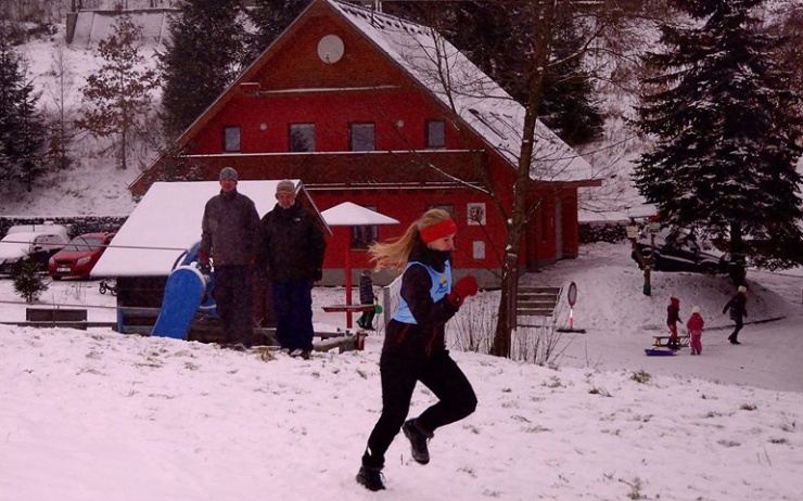 Závodníci po sjezdovce mezi brankami běhali. Foto: archiv Ski areál Telnice